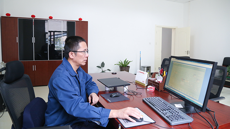 肖云通過在線檢測系統(tǒng)，分析選礦生產(chǎn)數(shù)據(jù).JPG