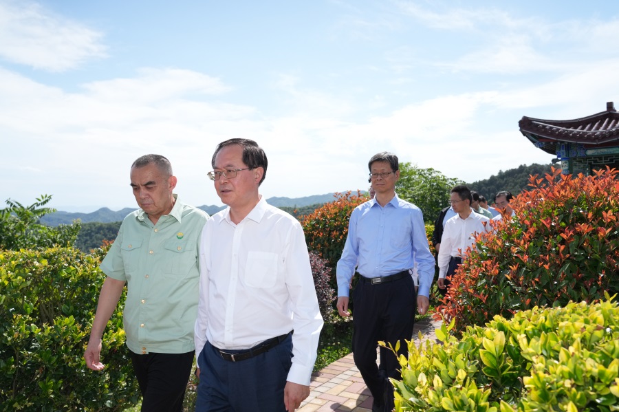2024.06.23全國(guó)政協(xié)常委、人口資源環(huán)境委員會(huì)主任車俊蒞臨金徽股份視察.jpg