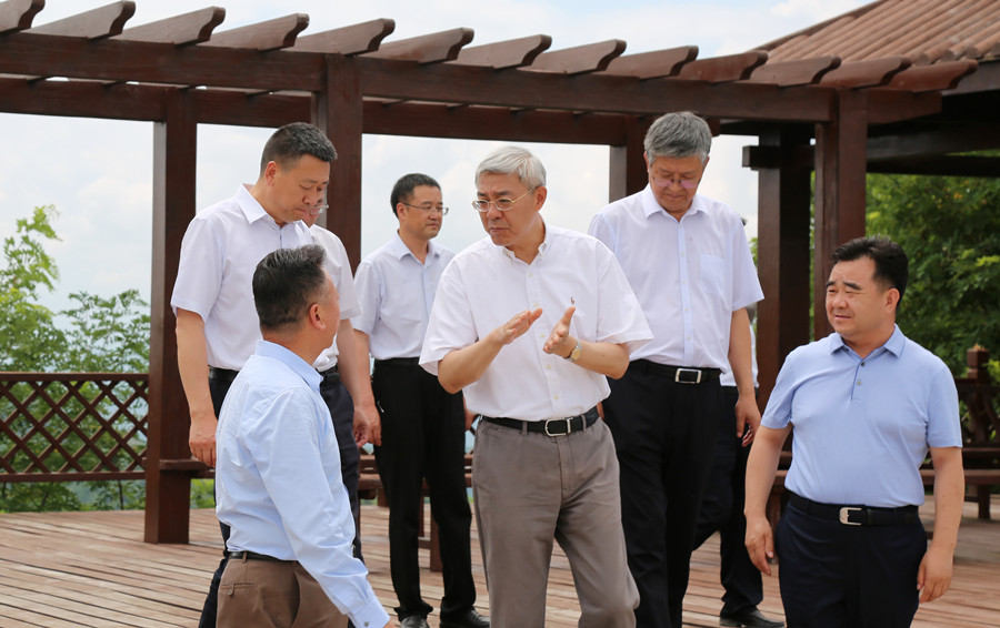 7-2021年7月，中共中央委員、時(shí)任甘肅省委書(shū)記尹弘蒞臨金徽股份調(diào)研指導(dǎo)防災(zāi)減災(zāi)和綠色礦山建設(shè)情況。.jpg