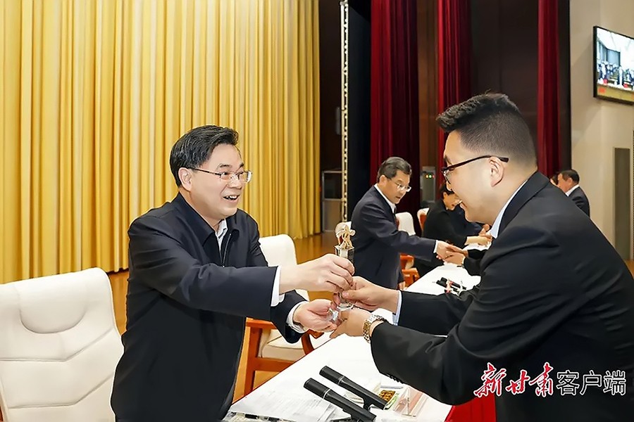 2-2023年5月，省委書(shū)記、省人大常委會(huì)主任胡昌升為金徽礦業(yè)旅游景區(qū)授“全省文化旅游發(fā)展突出貢獻(xiàn)集體獎(jiǎng)”。.jpg