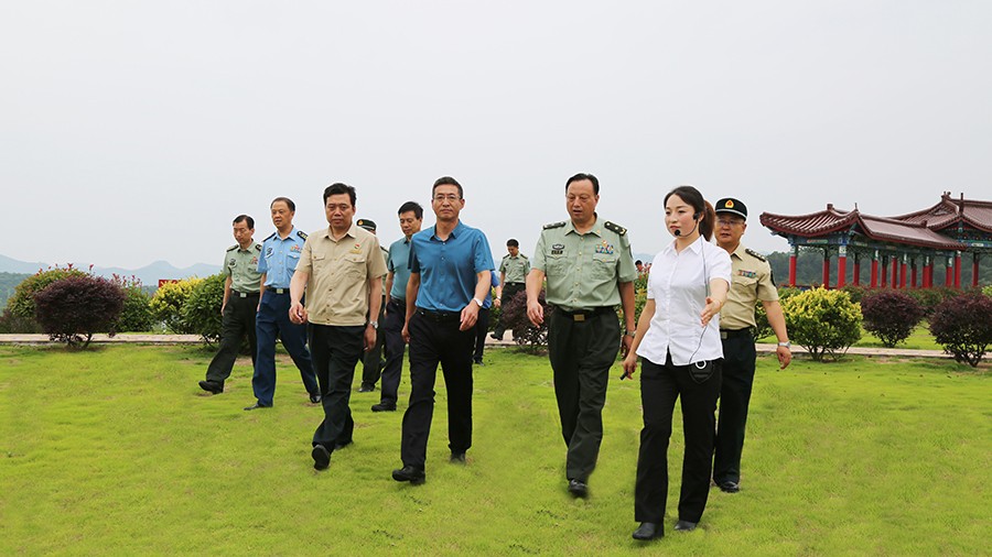 17-2020年7月，省委常委、省軍區(qū)司令員王文清蒞臨金徽股份調(diào)研企業(yè)編兵和綠色礦山建設(shè)工作是表示：金徽股份將民兵作為企業(yè)應(yīng)急救援力量的一員，充分發(fā)揮了民兵作用，立起了在企業(yè)編兵的標(biāo)桿。.jpg