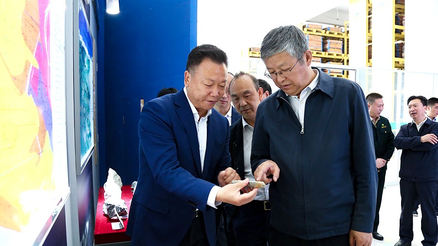 33-2021年5月，隴南市委書(shū)記張珂兵蒞臨礦區(qū)調(diào)研尾礦庫(kù)治理及綠色礦山建設(shè)情況。.jpg