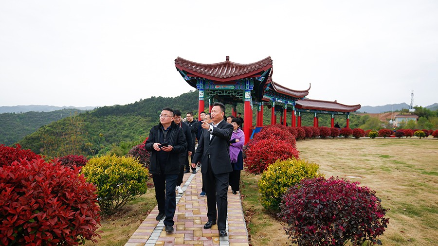 47-2020年4月，新華社甘肅分社社長(zhǎng)任衛(wèi)東蒞臨金徽股份調(diào)研金融服務(wù)實(shí)體經(jīng)濟(jì)及疫后企業(yè)復(fù)工情況。.jpg