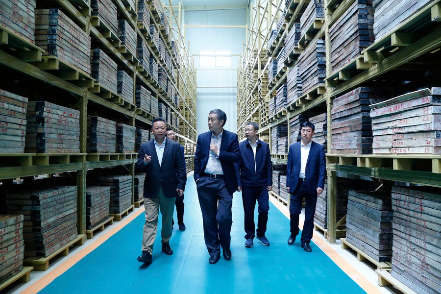 55-2019年4月，全國(guó)綠色礦山建設(shè)標(biāo)準(zhǔn)解讀與經(jīng)驗(yàn)交流研討會(huì)——綠色礦業(yè)發(fā)展萬(wàn)里行（隴南站）活動(dòng)在金徽股份舉辦。中國(guó)礦業(yè)聯(lián)合會(huì)黨委書(shū)記、會(huì)長(zhǎng)彭齊鳴出席主持會(huì)議，并就金徽股份的綠色礦山建設(shè)情況進(jìn)行調(diào)研。.jpg