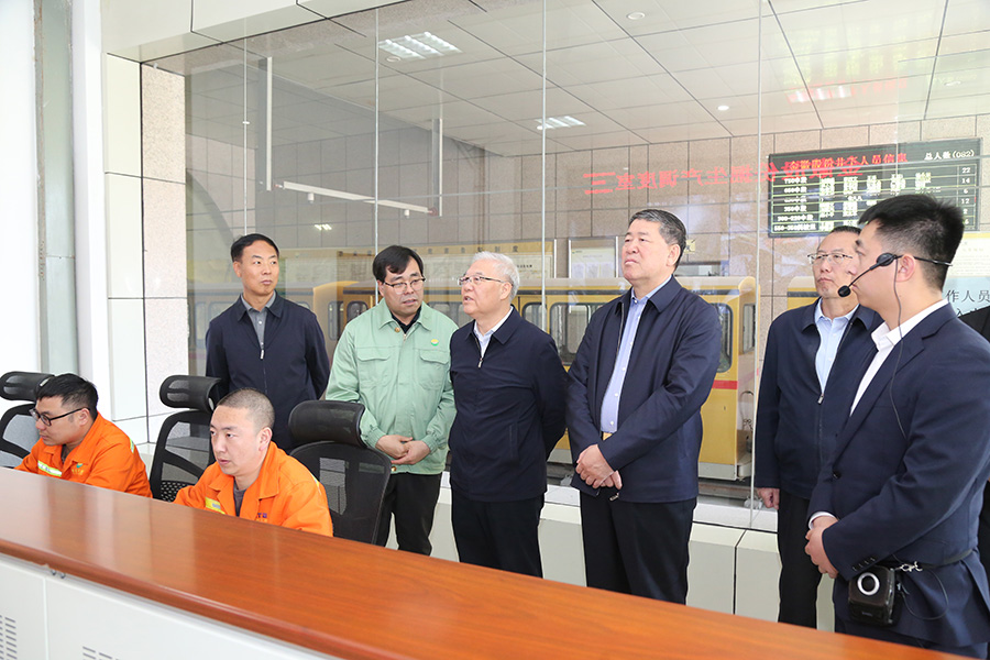 全國(guó)政協(xié)常委，省政協(xié)副主席，民進(jìn)中央常委、甘肅省主委尚勛武調(diào)研金徽股份時(shí)強(qiáng)調(diào)，要加強(qiáng)科技創(chuàng)新與人才培養(yǎng)。-900.jpg