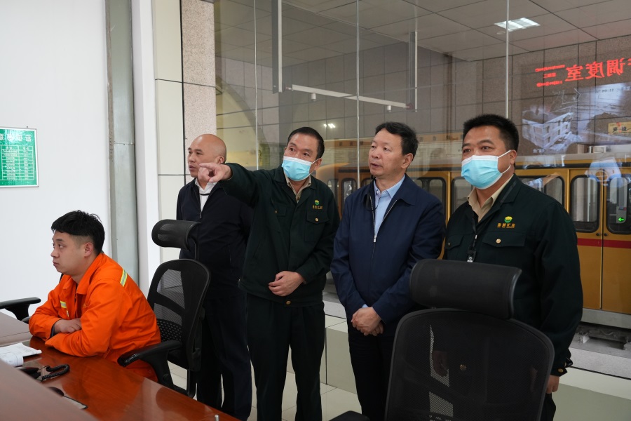 46.2022年5月，省工信廳副廳長(zhǎng)程學(xué)欽蒞臨金徽股份調(diào)研綠色礦山建設(shè)工作.jpg