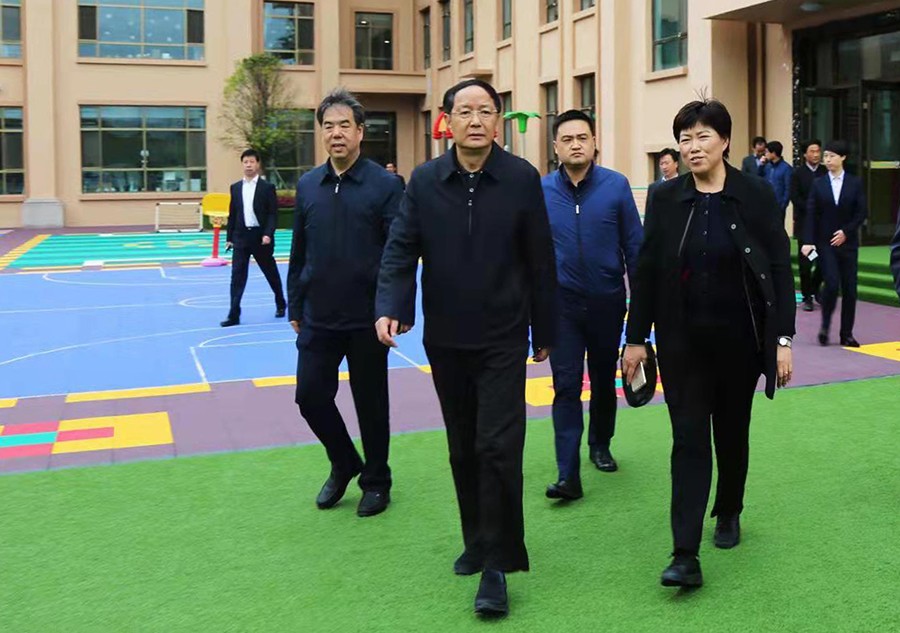5.2018年4月，時任省政協(xié)主席、黨組書記歐陽堅蒞臨金徽企業(yè)視察-900.jpg